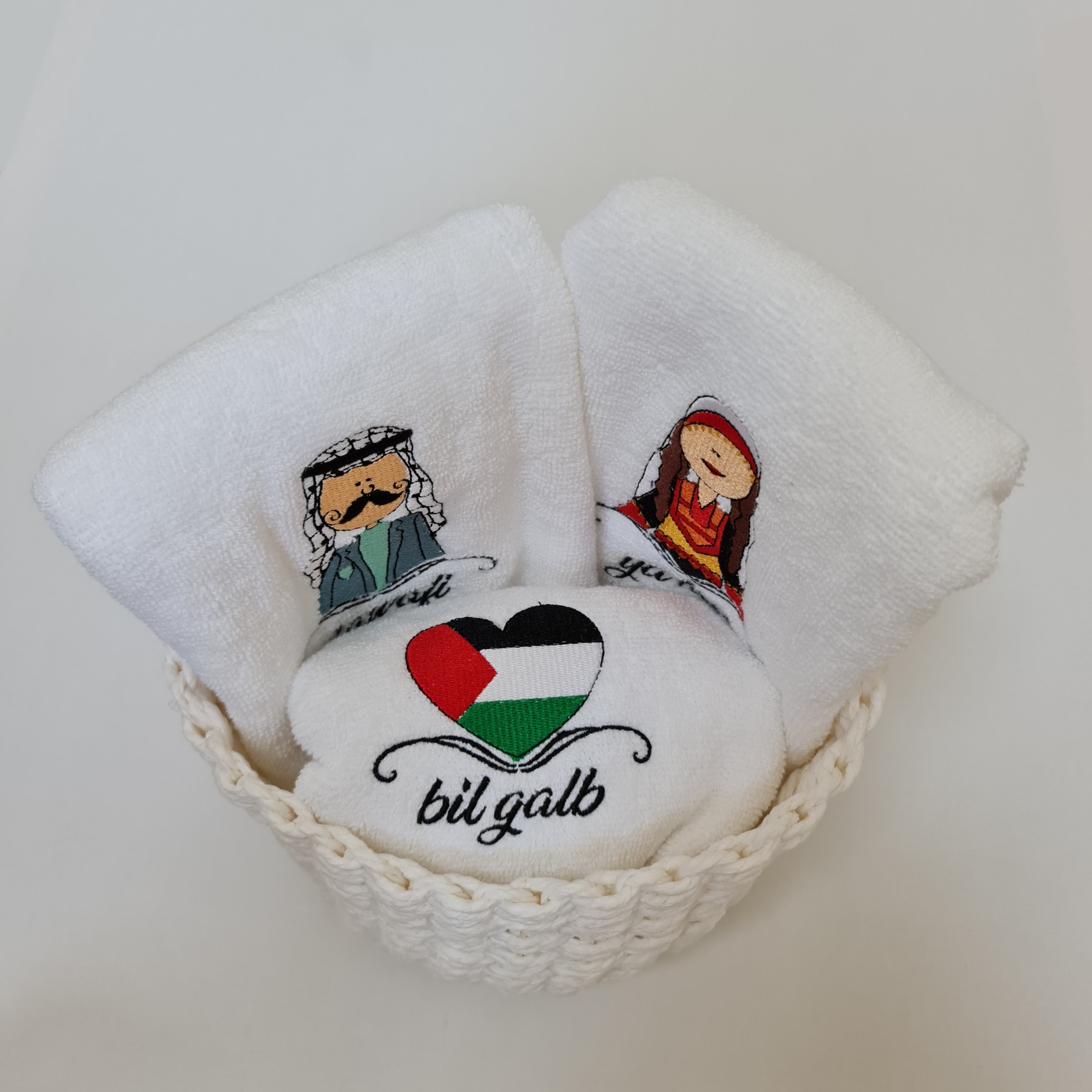 Embroidered set of 3 Palestinian towels to decorate your guest bathroom or to offer as a souvenir. High quality 40x70 cm cotton towels.